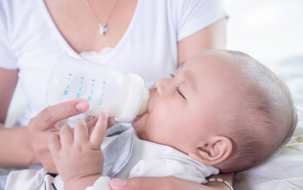 赤ちゃんに牛乳を飲ませていい？母乳からの切り替えで注意することは？